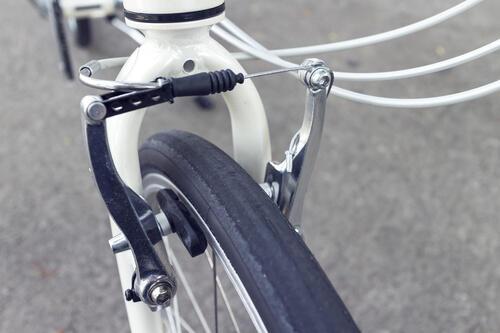一般的な自転車のブレーキの写真
