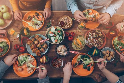 大勢で食事を楽しんでいるところの写真