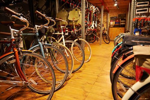 自転車が並んでいる自転車店の画像