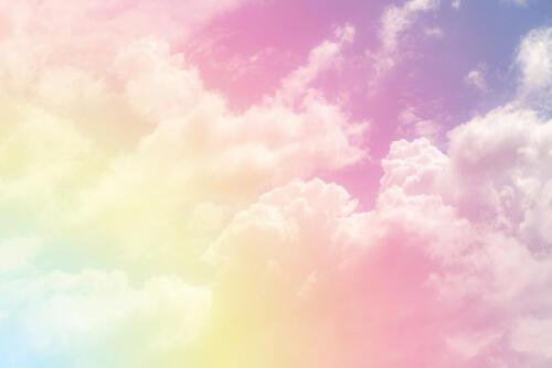 雲が七色に見える彩雲の写真