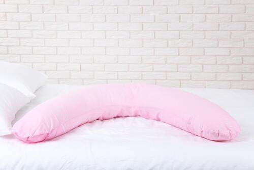 白いベッドとピンクの抱き枕