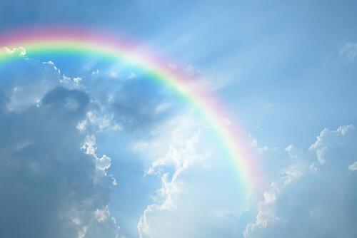 青空に架かる虹の写真