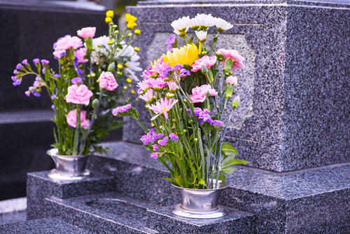 花が供えられているお墓の写真