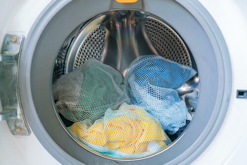 洗濯物が入っているドラム式洗濯機の写真