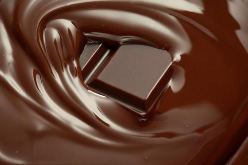 チョコレートを湯煎で溶かしているところのイメージ写真