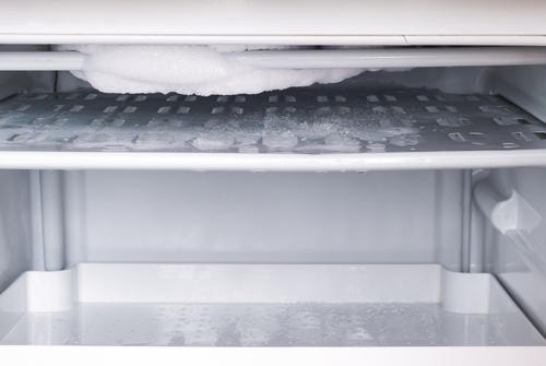 霜がついている冷凍庫内の写真