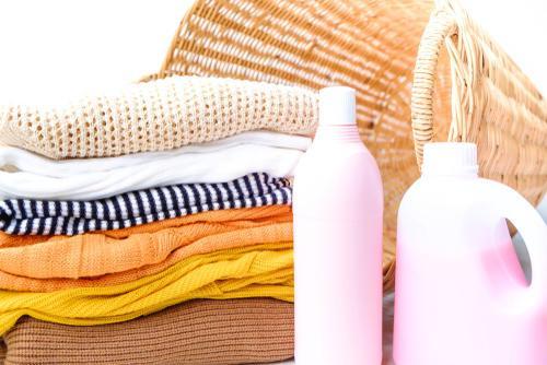 タオルや衣類、柔軟剤をイメージしたピンクのボトルの写真