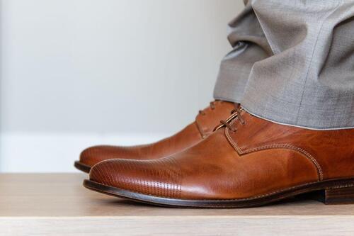 革靴を履いた男性の足元の写真