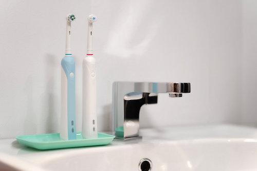 洗面台に立てて収納されている電動歯ブラシの写真