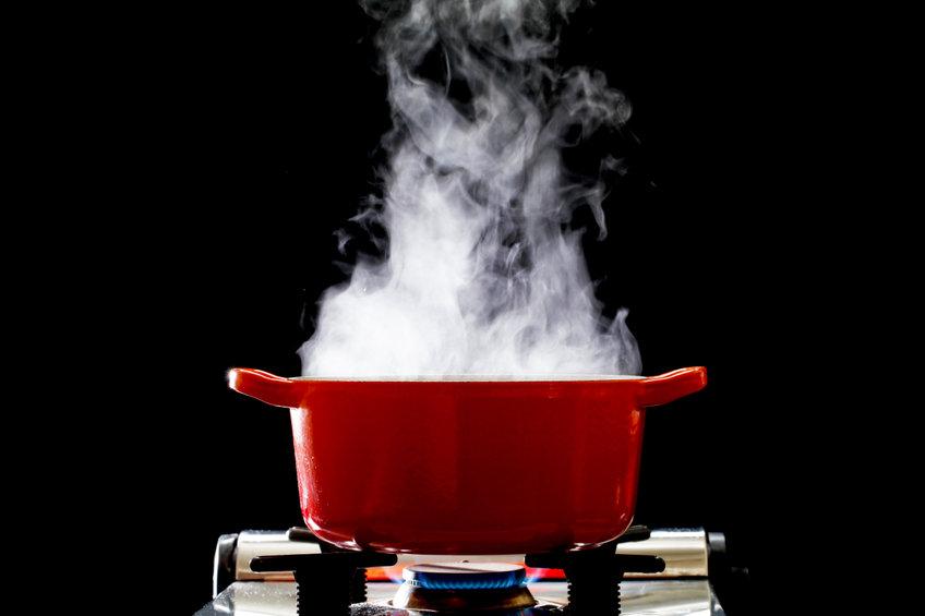 ホーロー鍋でお湯を沸かす