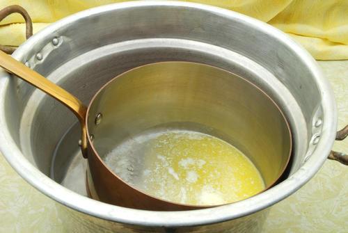 2つの鍋で湯煎しようとしているところのイメージ写真