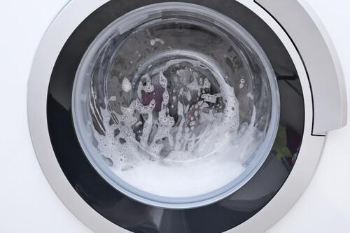 洗濯中のドラム式洗濯機の写真