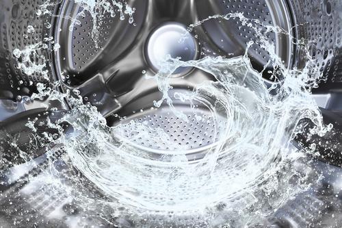 水が溜まっているドラム式洗濯機の写真