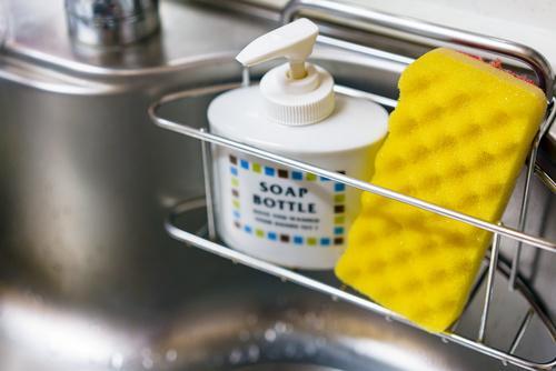 キッチンのシンクに置かれている食器洗いスポンジの写真