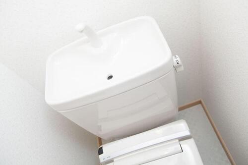 トイレタンクと便器の写真