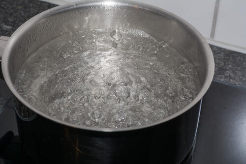 鍋の焦げの落とし方まとめ 鍋の素材によって違う焦げ落とし法とは 家事 オリーブオイルをひとまわし