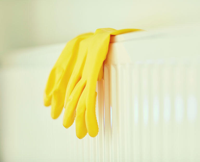 ゴム手袋の上手な収納方法は キッチンやお風呂で役立つアイデア 家事 オリーブオイルをひとまわし