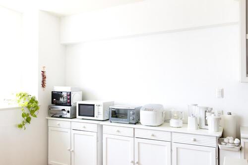 炊飯器や電子レンジなどの調理家電が並んでいるところの写真