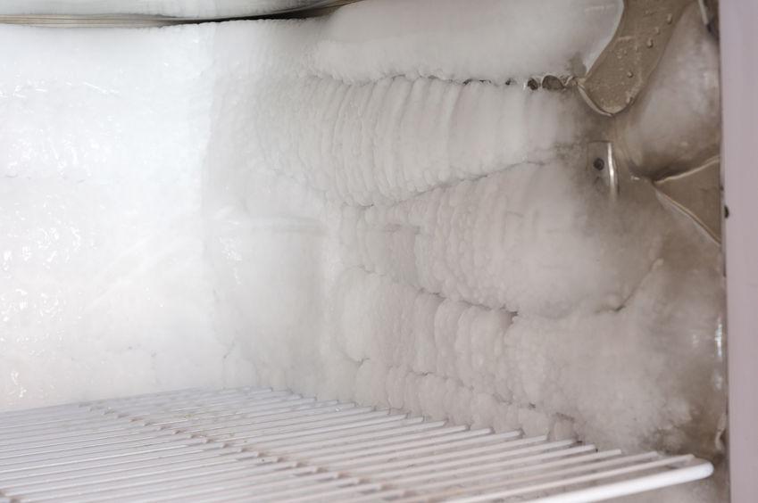 霜が溜まった冷凍庫の写真