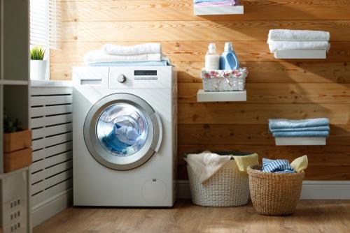洗濯物が入っている、ドラム式洗濯乾燥機の写真