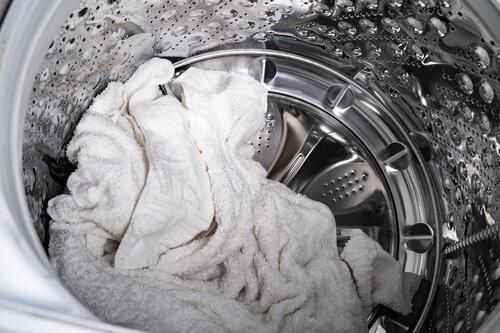 洗濯槽に溜まったタオル