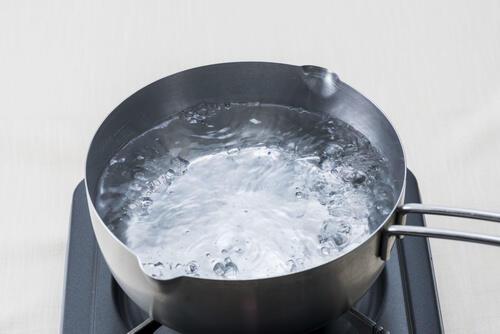 鍋でお湯を沸かしている写真