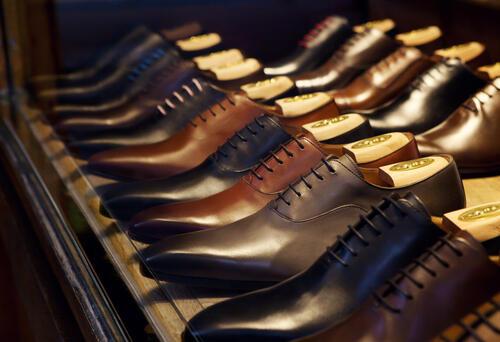 店頭に並ぶさまざまな製法で作られたたくさんの革靴のイメージ写真