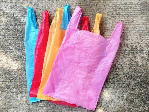 いろいろな色のビニール袋の写真