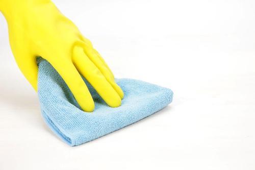 雑巾がけをする、ゴム手袋をした人の手の写真