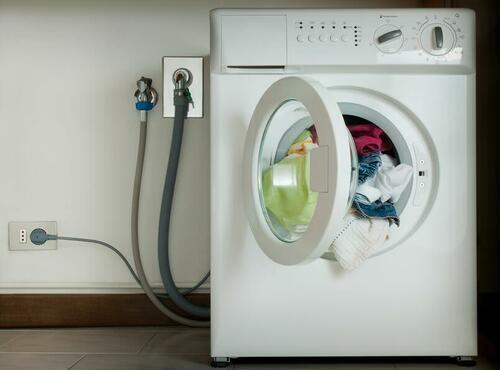 洗濯物がギュウギュウに詰め込まれた洗濯機の写真