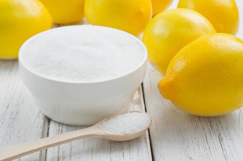 白い器に盛られたクエン酸とレモンの写真