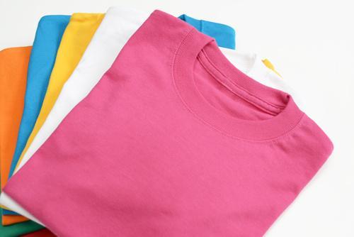 ピンク、白、青、黄などいろいろなTシャツの写真