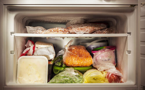 食品がぎっしり詰め込まれた冷凍庫内の写真