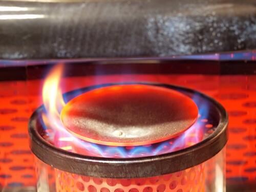 古い灯油を使ったことで異常燃焼を起こしている石油ストーブのイメージ写真