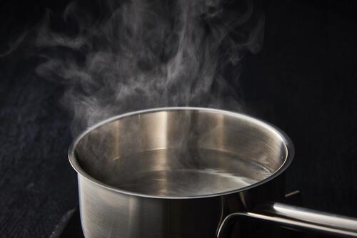 鍋でお湯を沸かしているところのイメージ写真
