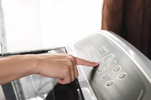洗たく槽ハイターで洗濯機の洗浄をしているところのイメージ写真