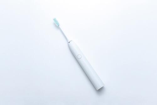 白い電動歯ブラシの写真