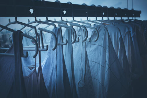 夜に洗濯物を外干ししているところのイメージ写真