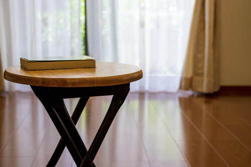 ベッド横の収納方法は？サイドテーブルに代用できるアイデア3選 家事 オリーブオイルをひとまわし