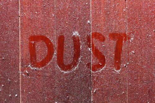 溜まったホコリに「DUST」の文字が書かれている写真