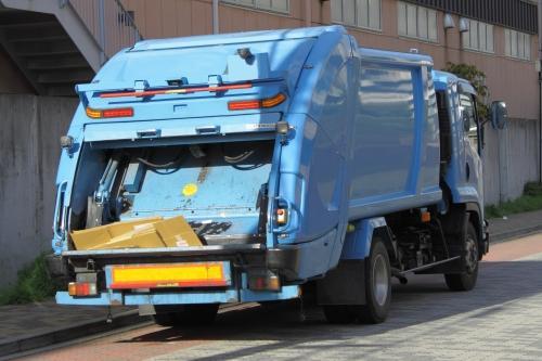 自治体のゴミ収集車の写真