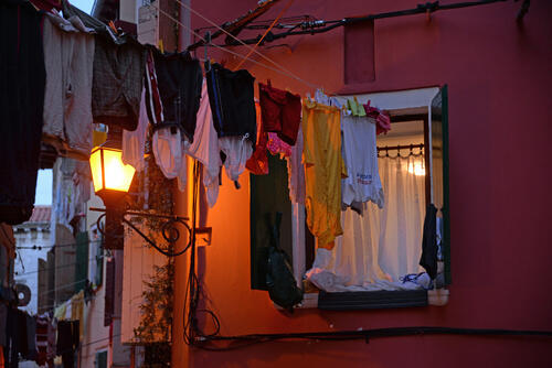 夜に洗濯物を外干ししているところの写真