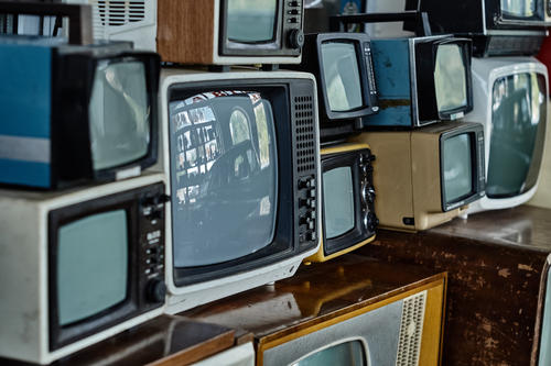 重たいテレビの処分はどうするのが正解？リサイクル料金相場も解説！