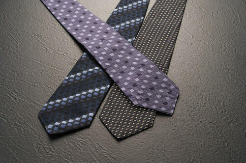 ネクタイをうまく収納する方法。煩わしさから解放されるコツを解説