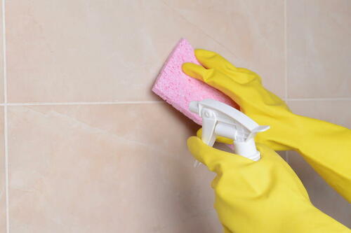 風呂の天井カビ掃除にはカビキラー！赤いヌルヌル汚れはどう落とす？