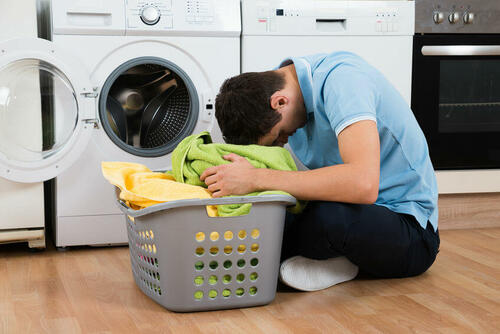 洗濯機が臭いのはどうして？ ズバリ4種類のにおいの原因と対策！