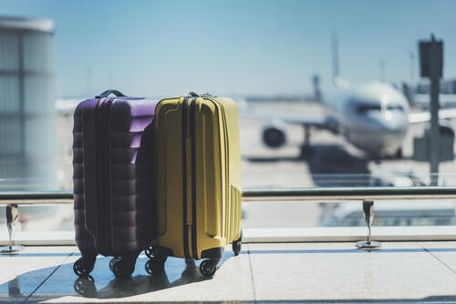 スーツケースを機内持ち込みするための大事なポイントを解説！