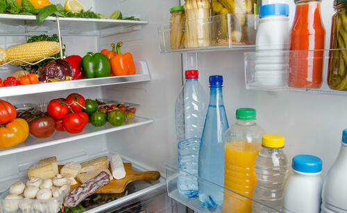 ペットボトルや缶もたくさん収納できる 夏の冷蔵庫収納アイデア 家事 オリーブオイルをひとまわし