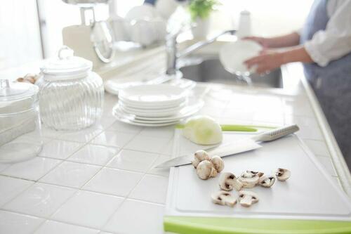 落ちにくい汚れや菌に。キッチンハイターの使い方や注意点を解説