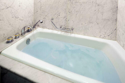 手軽にサッときれいに お風呂の水垢を落とす方法と予防アイデア 家事 オリーブオイルをひとまわし